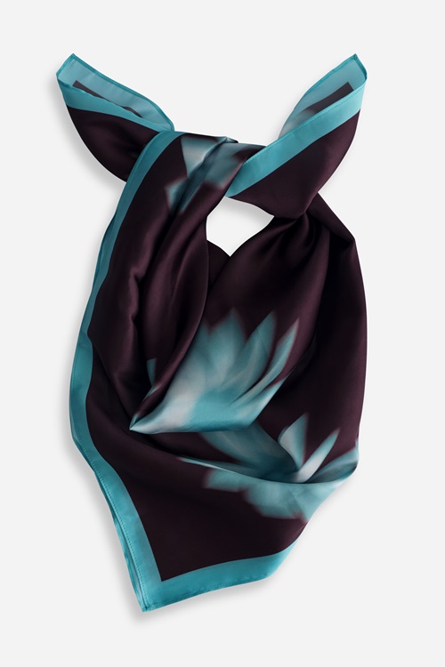Stockholm Studio Lykke scarf i satäng, blommönster