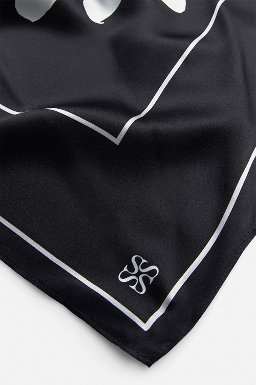 Stockholm Tine – scarf i 100% silke med grafiskt mönster