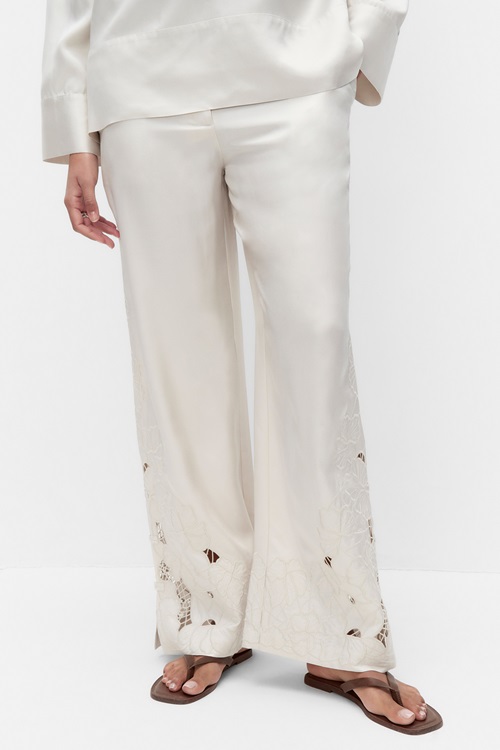 Stockholm Disa – beige satinbyxa med spetsdetaljer
