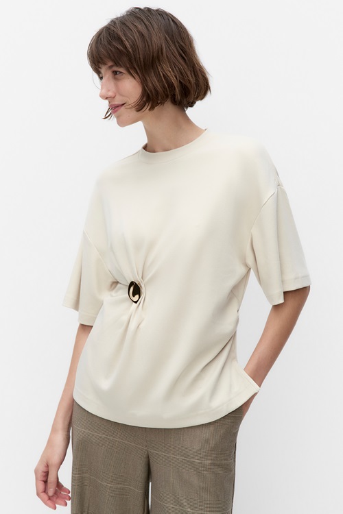 Second Female Enora – t-shirt med draperad broschdetalj