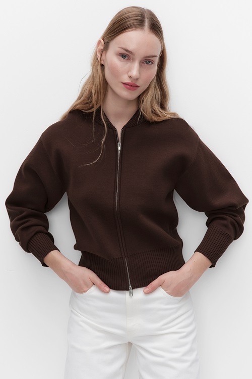 Blenda kort cardigan i brunt – Stockholm Studio
