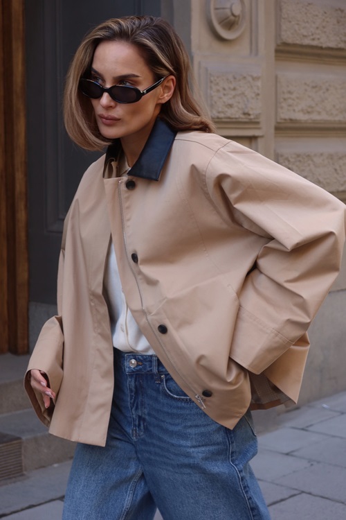 Dobber Aleah – kort beige jacka med skinnkrage