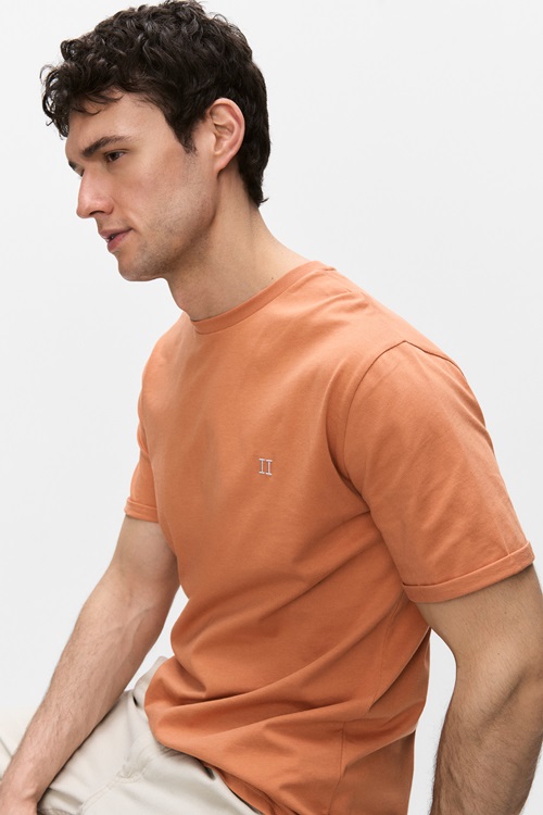 Les Deux Core slim t-shirt med uppvikta ärmar, orange