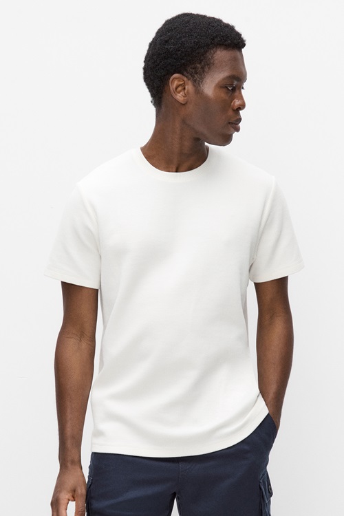 Bondelid Roberto – vit t-shirt med diskret struktur